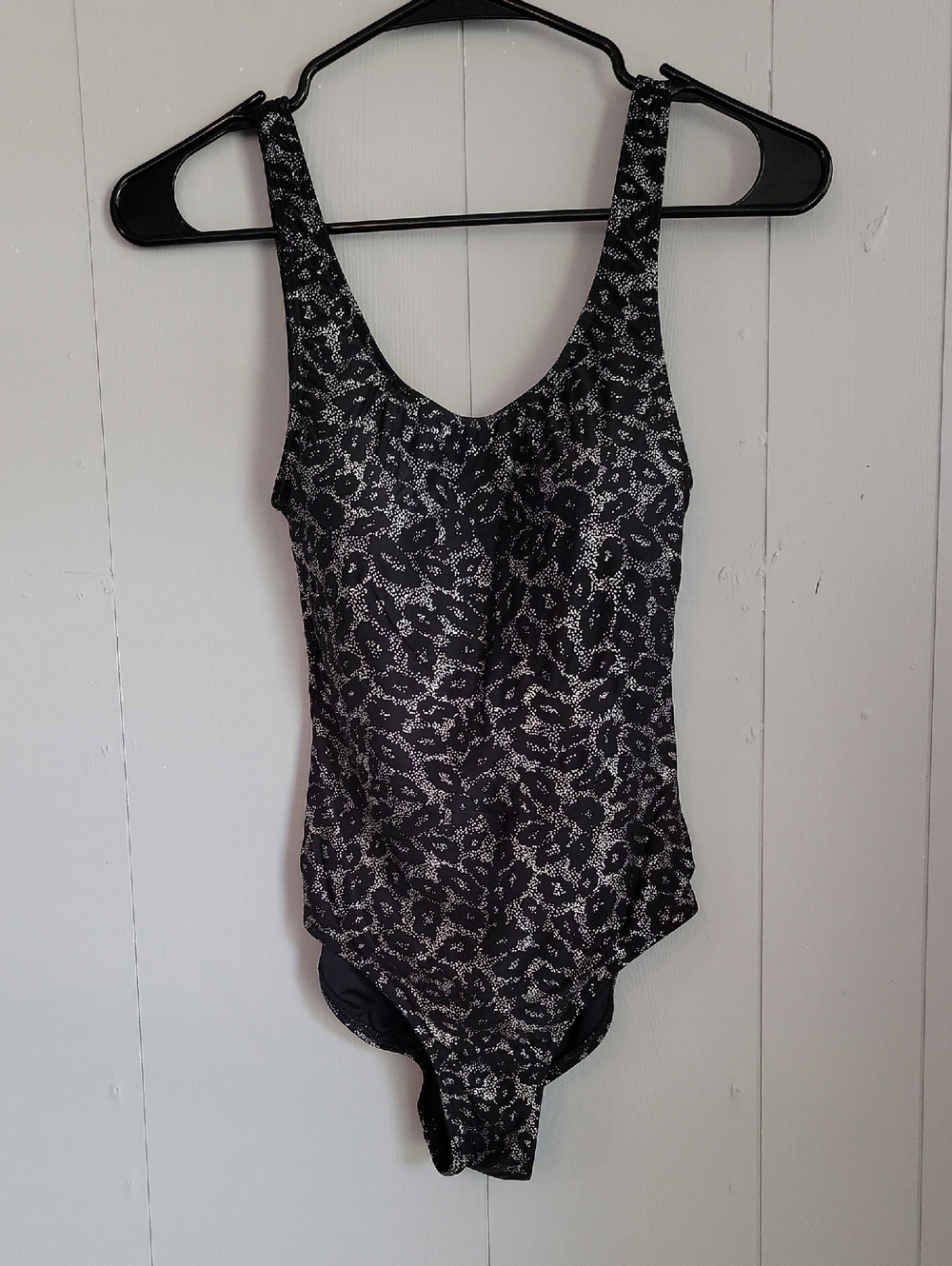 Nip Tuck Swim Women's One Piece Swimsuit Size 4